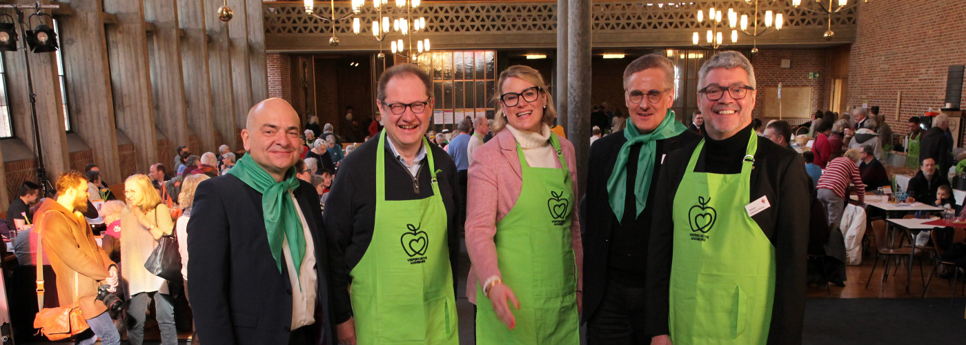 Wer steht hinter der Vesperkirche?